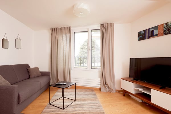 LIMITED OFFER! Rooftop Views & Central Location: 1-Bedroom Apartment in Lausanne 8