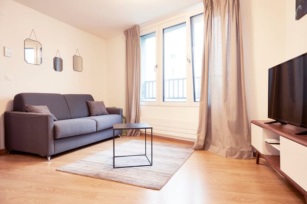 Rooftop Views & Central Location: 1-Bedroom Apartment in Lausanne 4