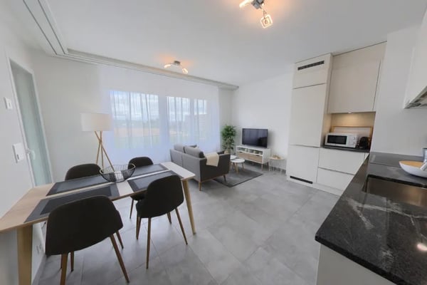 Modern & Bright 1 Bed-Apartment with Balcony & Parking 1