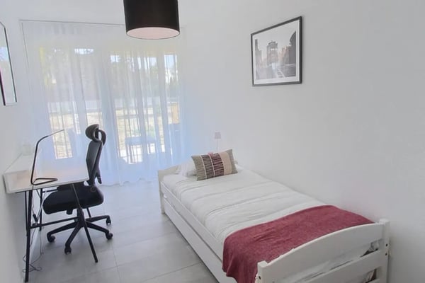 Spacious 2-Bed Apartment in Nyon with Private Garden & Parking! 5