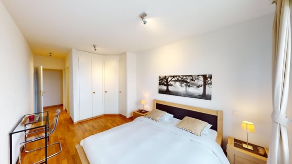 Spacious 2-Bed,2 Bath Apartment with Parking, Balcony and Lake View! 9