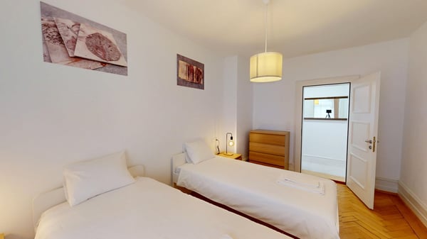 Charming 3.5-Room Apartment with Balcony in Zürich 8006 12