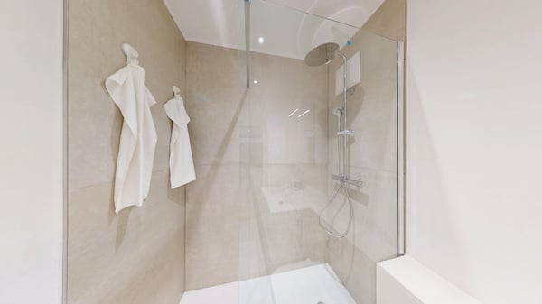 Charming 3.5-Room Apartment with Balcony in Zürich 8006 15
