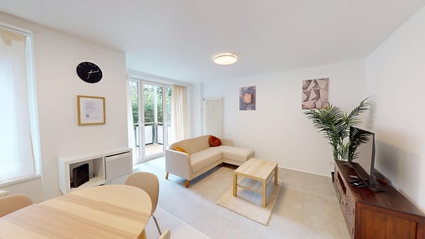 Charming 3.5-Room Apartment with Balcony in Zürich 8006 2