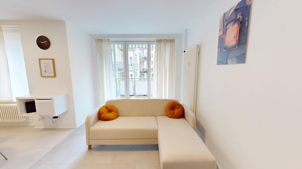 Charming 3.5-Room Apartment with Balcony in Zürich 8006 4