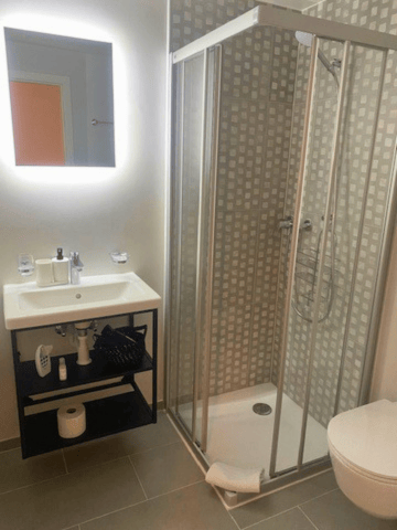 Modern Top-Floor Studio Near Metro - 15 Min to City Centre 10