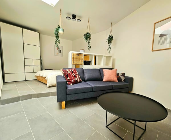 Modern Top-Floor Studio Near Metro - 15 Min to City Centre 4