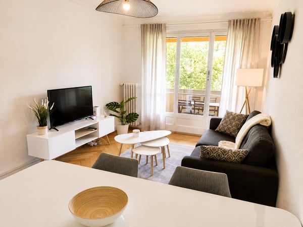 1-Bedroom Furnished Spacious Apartment with Balcony in Geneva! 2