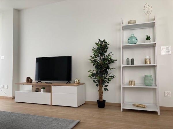 Spacious 85 m² 2-bedroom apartment with lake and mountain views - 3min to lake with parking 12