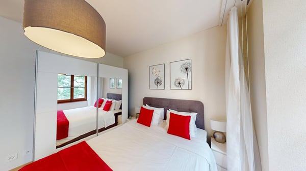 Elegant & Very Central 2 Bedroom Apartment with Stunning Brick Features 13