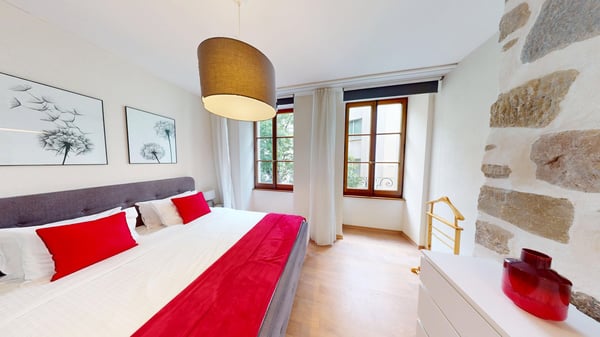 Elegant & Very Central 2 Bedroom Apartment with Stunning Brick Features 12