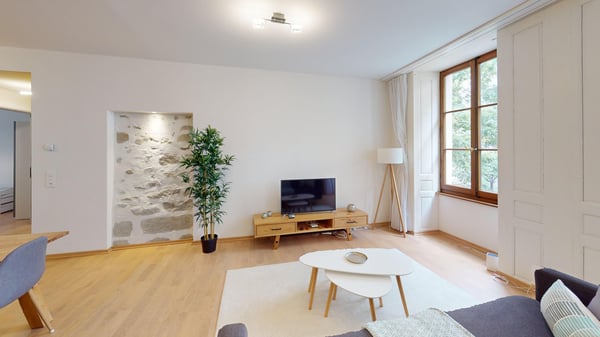 Elegant & Very Central 2 Bedroom Apartment with Stunning Brick Features 9