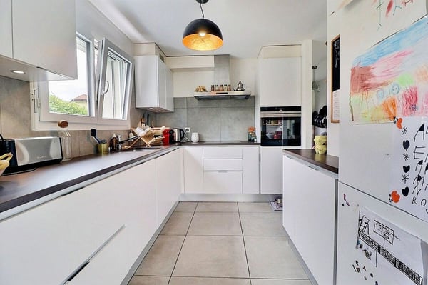 Exclusif! Excellente opportunité! Très agréable villa contigüe récente, avec studio indépendant, charmant jardin, vue panoramique, quartier sans aucune nuisance, au bout d'un chemin sans issue, à quelques pas des écoles et des commodités. 3