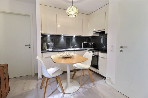 Exclusif! Excellente opportunité! Très agréable villa contigüe récente, avec studio indépendant, charmant jardin, vue panoramique, quartier sans aucune nuisance, au bout d'un chemin sans issue, à quelques pas des écoles et des commodités. 6