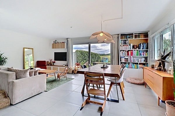 Exclusif! Excellente opportunité! Très agréable villa contigüe récente, avec studio indépendant, charmant jardin, vue panoramique, quartier sans aucune nuisance, au bout d'un chemin sans issue, à quelques pas des écoles et des commodités. 2