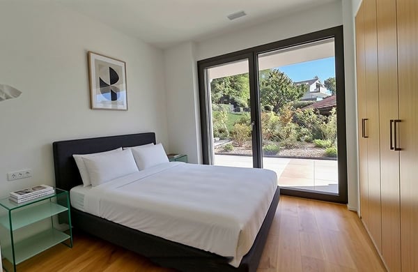 Magnifique opportunité! à 6 minutes à pied de la gare, appartement récent avec deux chambres, terrasse et jardin, vue panoramique sur le lac et les Alpes, une place de parc extérieure. 6