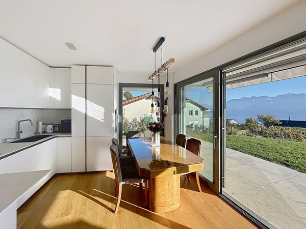 Magnifique opportunité! à 6 minutes à pied de la gare, appartement récent avec deux chambres, terrasse et jardin, vue panoramique sur le lac et les Alpes, une place de parc extérieure. 4