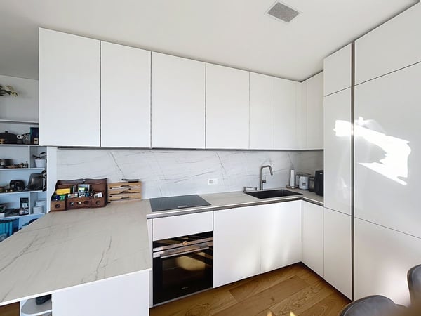 Magnifique opportunité! à 6 minutes à pied de la gare, appartement récent avec deux chambres, terrasse et jardin, vue panoramique sur le lac et les Alpes, une place de parc extérieure. 5