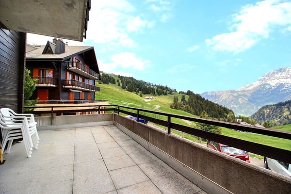 Appartement de 2.5 pièces avec terrasse de 25 m² face aux Dents du Midi 2