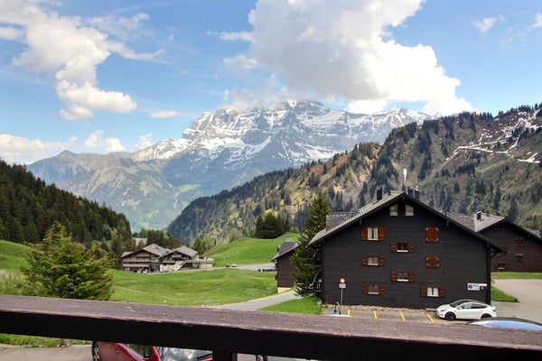 Appartement de 2.5 pièces avec terrasse de 25 m² face aux Dents du Midi 1