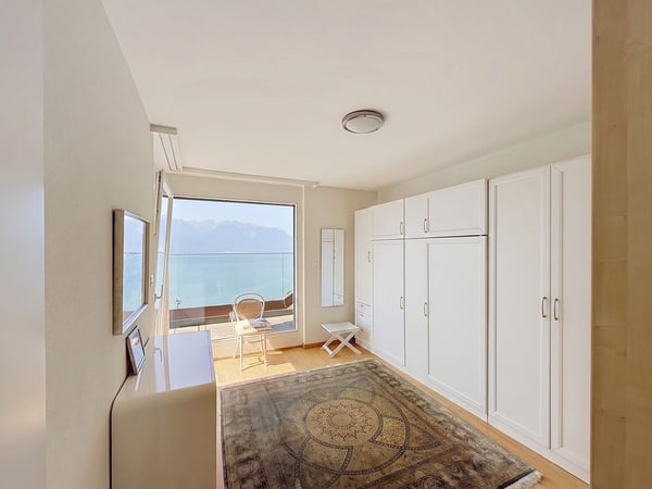 Un appartement baigné de lumière, une terrasse panoramique et une vue à couper le souffle sur le lac. 11