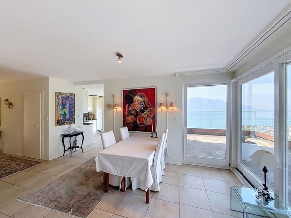 Un appartement baigné de lumière, une terrasse panoramique et une vue à couper le souffle sur le lac. 3