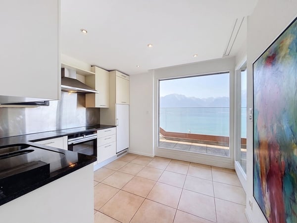 Un appartement baigné de lumière, une terrasse panoramique et une vue à couper le souffle sur le lac. 6