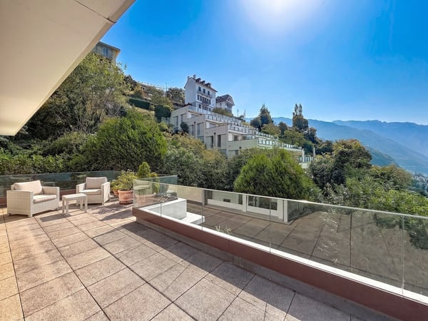 Un appartement baigné de lumière, une terrasse panoramique et une vue à couper le souffle sur le lac. 1