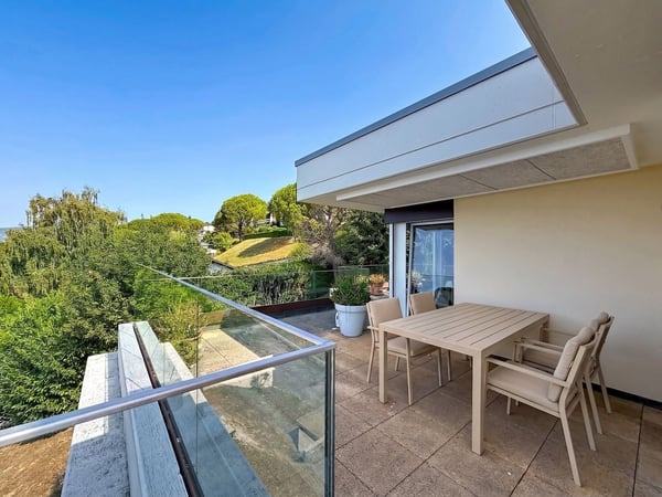 Un appartement baigné de lumière, une terrasse panoramique et une vue à couper le souffle sur le lac. 8
