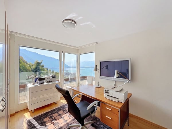 Un appartement baigné de lumière, une terrasse panoramique et une vue à couper le souffle sur le lac. 12
