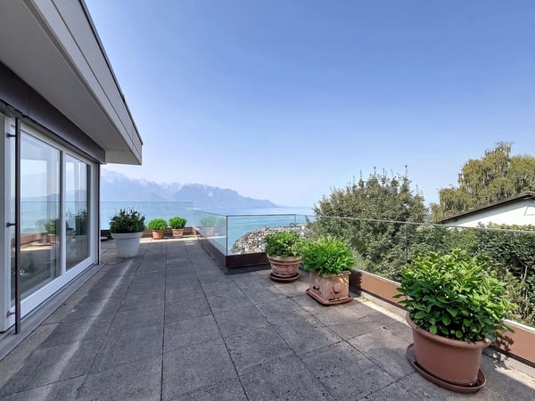 Un appartement baigné de lumière, une terrasse panoramique et une vue à couper le souffle sur le lac. 5