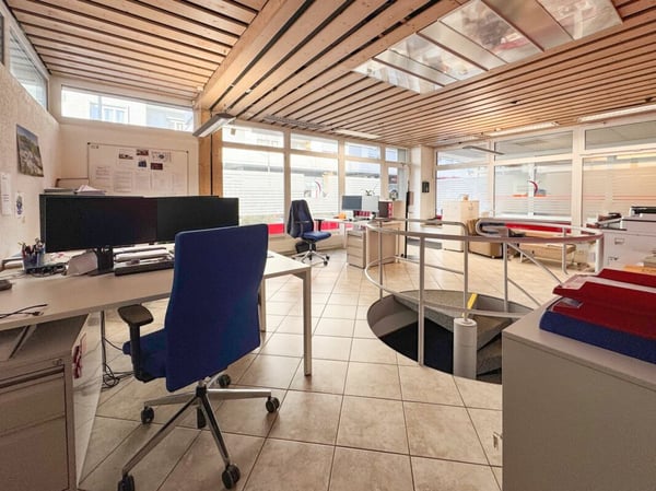 Belle vitrine avec grands locaux dépôts au 1er sous-sol accessible. 5