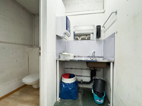 Belle vitrine avec grands locaux dépôts au 1er sous-sol accessible. 8