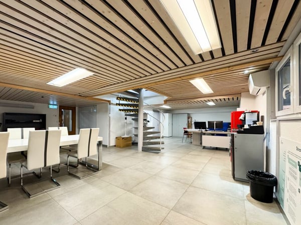 Belle vitrine avec grands locaux dépôts au 1er sous-sol accessible. 6