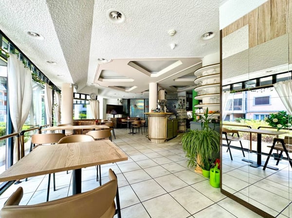 Local commercial avec terrasse. 3