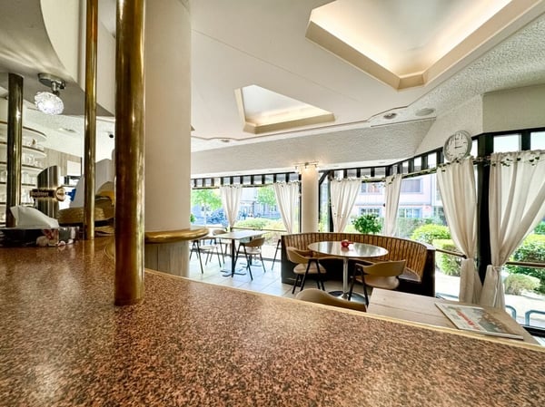 Local commercial avec terrasse. 2