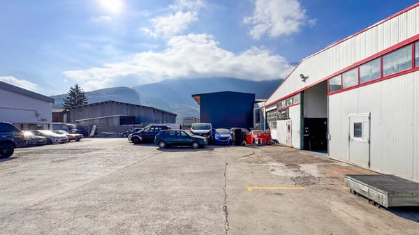 Deux halles artisanales, déjà louées avec rendement net 6,1%. 2