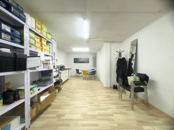 Beau local commercial, très bien situé avec bon rendement stable. 6