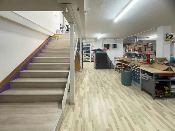 Beau local commercial, très bien situé avec bon rendement stable. 7