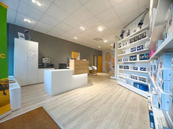 Beau local commercial, très bien situé avec bon rendement stable. 4