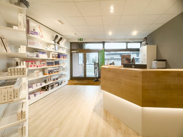 Beau local commercial, très bien situé avec bon rendement stable. 1