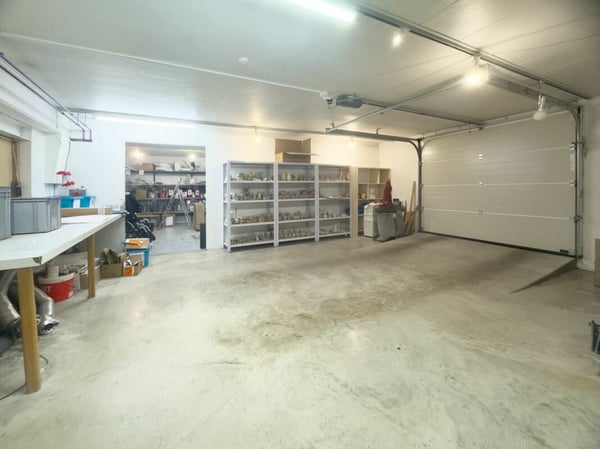 Beau local commercial, très bien situé avec bon rendement stable. 8