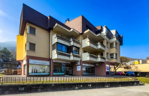 Beau local commercial, très bien situé avec bon rendement stable. 2