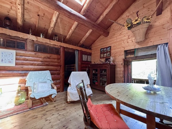 Bien rare - Chalet de 2.5 pièces niché dans 28'000 m² de forêt et de prairie. 8