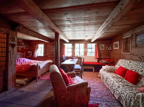 Bien rare - Chalet de 2.5 pièces niché dans 28'000 m² de forêt et de prairie. 3