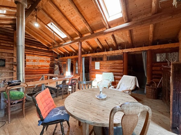 Bien rare - Chalet de 2.5 pièces niché dans 28'000 m² de forêt et de prairie. 9