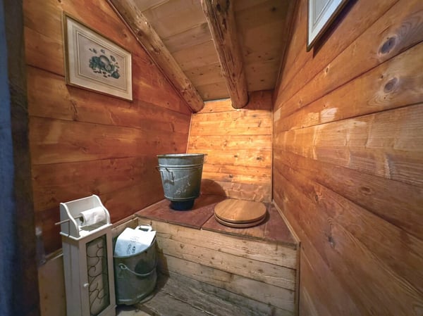 Bien rare - Chalet de 2.5 pièces niché dans 28'000 m² de forêt et de prairie. 15