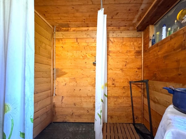 Bien rare - Chalet de 2.5 pièces niché dans 28'000 m² de forêt et de prairie. 10