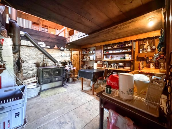 Bien rare - Chalet de 2.5 pièces niché dans 28'000 m² de forêt et de prairie. 2