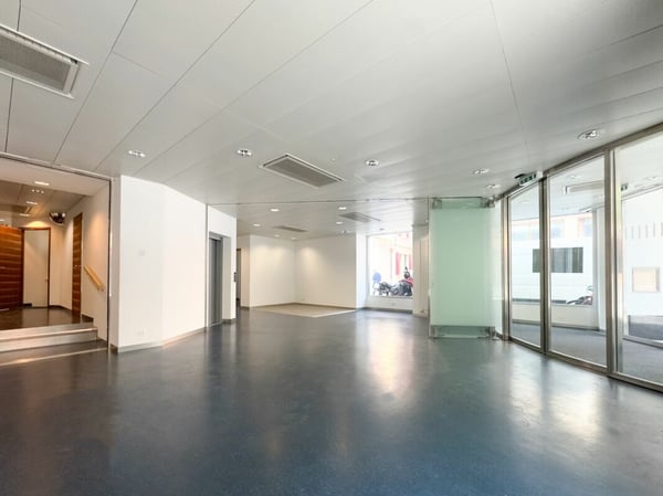 Surface commercial au rez idéalement situé au centre-ville de Monthey. 3